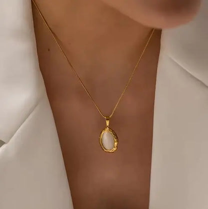 18K Gold Luxe Oval Necklace